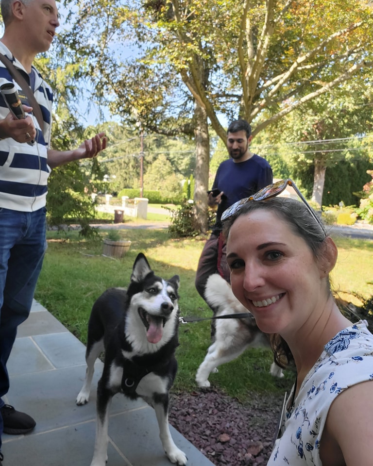 Such good dogs! These beautiful husky mixes gave us an excited greeting as @JeffreyGreenberg for Town Clerk - Clarkstown & I chatted with their people. Another round of votes for Row A! #newcity #FergusonForClarkstown #clarkstown #MonicaForTownCouncil