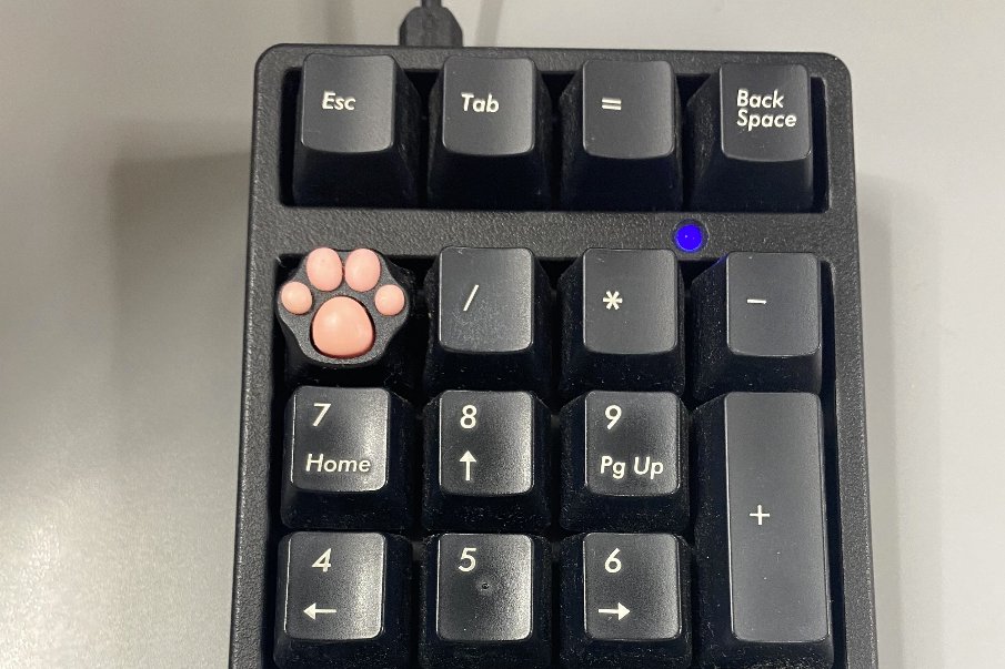 daiichi_g's tweet photo. 【社内ガジェット探訪】 #FILCO テンキー＋肉球アルチザンキーキャップ
#HHKB などを使っていると、テンキーなんか要らないと思うことがあります。でも時々テンキーがほしくなることがあります。そんなときはテンキーだけ別に用意して使うときに出せば良いのです。思う存分数字を打つことが出来るようになりました。
こだわりポイントは、肉球キーキャップ（ #ZOMOPlus 製）。プラスチック製ではなく、削り出しアルミ製の #ArtisanKeycap です。なんと肉球部分はシリコンでプニプニ。 #遊舎工房 さんで買いました。