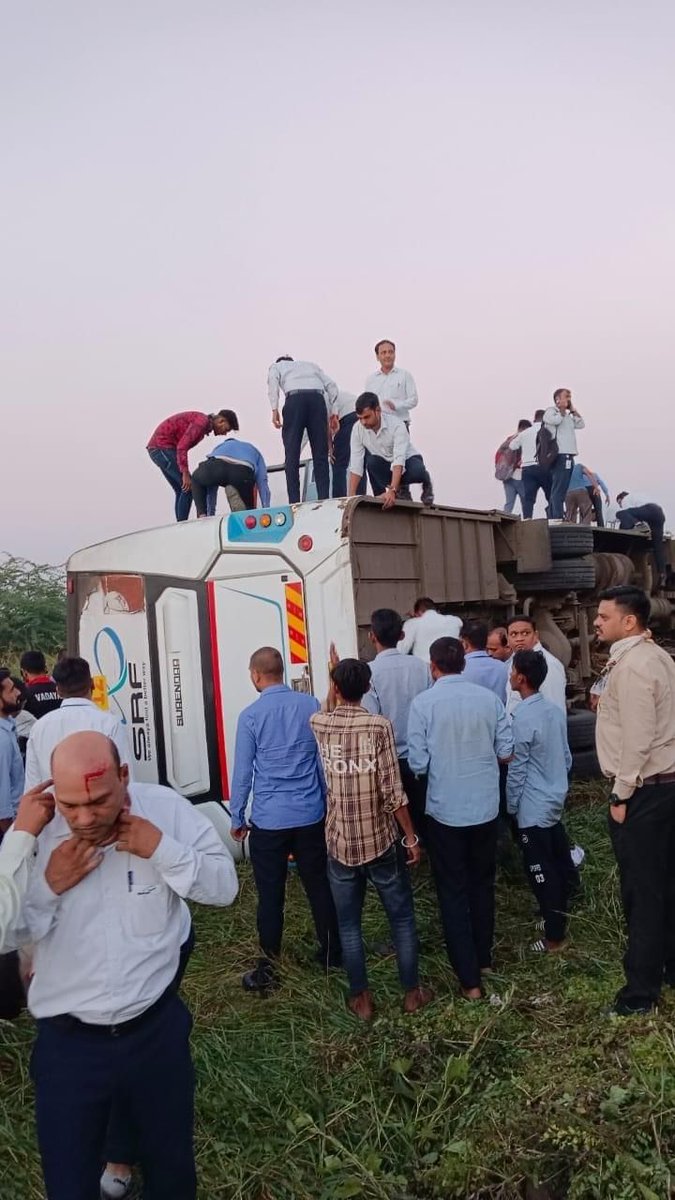 PrajapatiKesha's tweet photo. One more acciedent occurred at bharuch Dahej road, due to bad road conditions 
luckily there is no demises, but seems like govt. is not taking any actions to stop these. Are they waiting to happen something big ? @InfoGujarat @TusharSumeraIAS @BharuchMahiti @PMOIndia @CMOGuj https://t.co/XoKlr3c4Ds