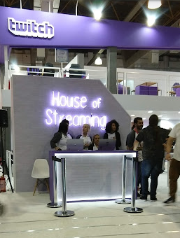 Em 2018, <a href="/PequenaJacky/">PequenaJacky</a> e <a href="/Mugguinho/">MuGG</a> estavam trabalhando no estande da Twitch durante a BGS 2018.