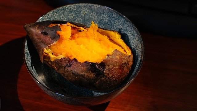 PandaKanpo's tweet photo. さつまいも乱切りしてレンチンして柔らかくしてから、砂糖2、蜂蜜1、水1足して軽く炒めると大学芋っぽいのできるからおやつにおすすめなんだけど、めんどうかなぁ？  

全部レンチンでいけないかな？

それか、薄くスライスして、水に5分ぐらい晒して、水気を拭いて、表裏三分ずつぐらいレンチンしたらチップスできるけど。  これなら砂糖も油もたさないからめっちゃ健康的だね。こっちでいこう！

さつまいも 
性味　平・甘 
帰経　脾胃 
効能　補中益気、和胃、生津通便、寛陽  
適応　脾気虚、むくみ、無気力、息切れ、便秘に

疲労回復にさつまいもいいよ。