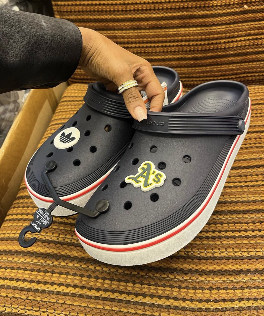 crocskali's tweet photo. Can i get a retweet?🤌🏾❤️‍🔥

Original crocs band available.
Sizes 36 to 46.
Price - 45000 tshs.

DM/Call/Whatsapp || kindly retweet
0769928320 https://t.co/w4h0eZTJzc
