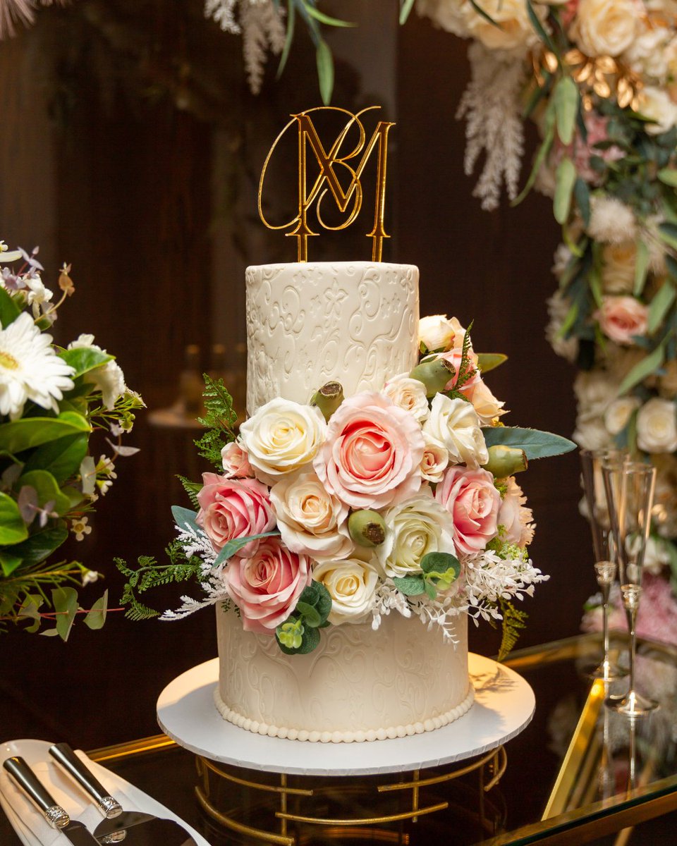 It is National Cake Decorating Day! Which cake would you choose to have at your wedding? 1, 2 or 3?

#Houston #HotelIcon #HoustonWedding #HoustonWeddingCake #WeddingCake #HoustonVenue #HoustonWeddingVenue #HoustonEvent