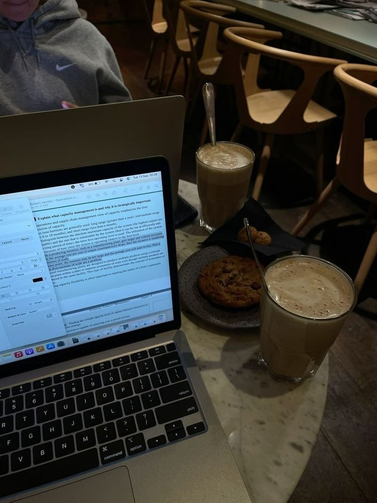 pilatesgirly's tweet photo. late night studies ☕️ https://t.co/l0c4vSdUIc