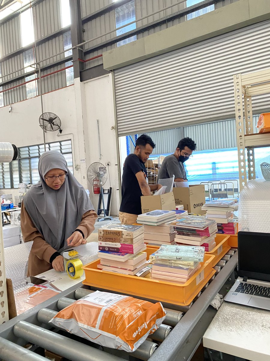 IMAN ADA SETEM SENDIRI????

Hari ini IMAN didatangi tim <a href="/posmalaysia/">Pos Malaysia Berhad</a> dan dihadiahkan setem istimewa sempena Hari Pos Sedunia semalam.

Terima kasih juga buat pembaca-pembaca &amp; pembeli online IMAN, Pos Laju adalah pengantara kami. Terima kasih atas servisnya! 🙌🏻✨