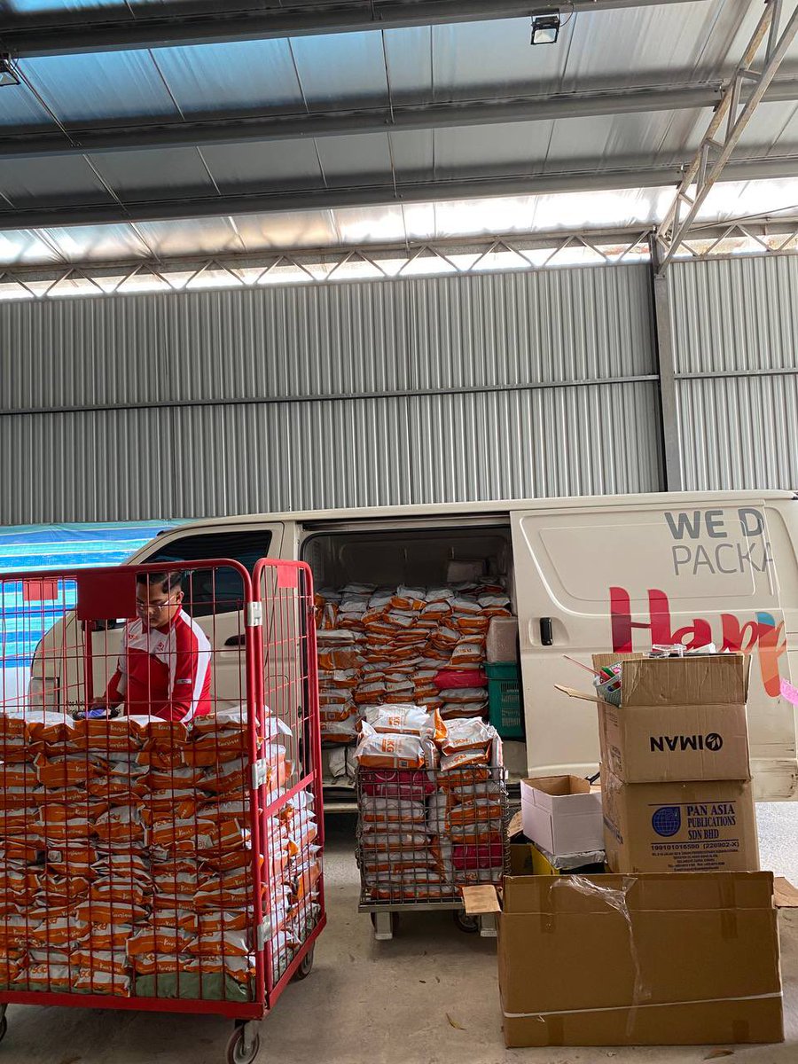 imanmediagroup's tweet photo. IMAN ADA SETEM SENDIRI????

Hari ini IMAN didatangi tim @posmalaysia dan dihadiahkan setem istimewa sempena Hari Pos Sedunia semalam.

Terima kasih juga buat pembaca-pembaca &amp; pembeli online IMAN, Pos Laju adalah pengantara kami. Terima kasih atas servisnya! 🙌🏻✨ https://t.co/Wwg3dq1Ljs