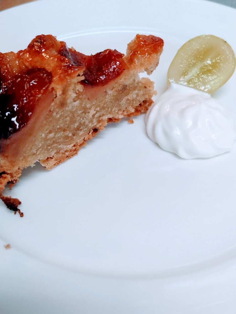 NYkitchen1's tweet photo. こんにちは。NYkitchenです。
今週のデザートは、「タルトタタン」です。ぜひ、食べに来てください。
※お誕生日ケーキ。今回は、シャインマスカットのケーキ。私たちが小さい頃は、ショートケーキでお祝いしてもらいましたが、「ケーキをホールで食べてみたい。」と思ったことを思い出しました。 https://t.co/I03nULKW7C