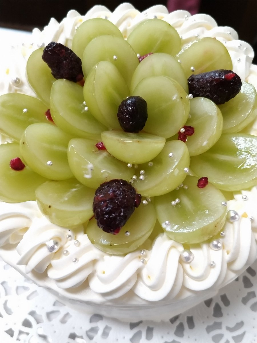 NYkitchen1's tweet photo. こんにちは。NYkitchenです。
今週のデザートは、「タルトタタン」です。ぜひ、食べに来てください。
※お誕生日ケーキ。今回は、シャインマスカットのケーキ。私たちが小さい頃は、ショートケーキでお祝いしてもらいましたが、「ケーキをホールで食べてみたい。」と思ったことを思い出しました。 https://t.co/I03nULKW7C