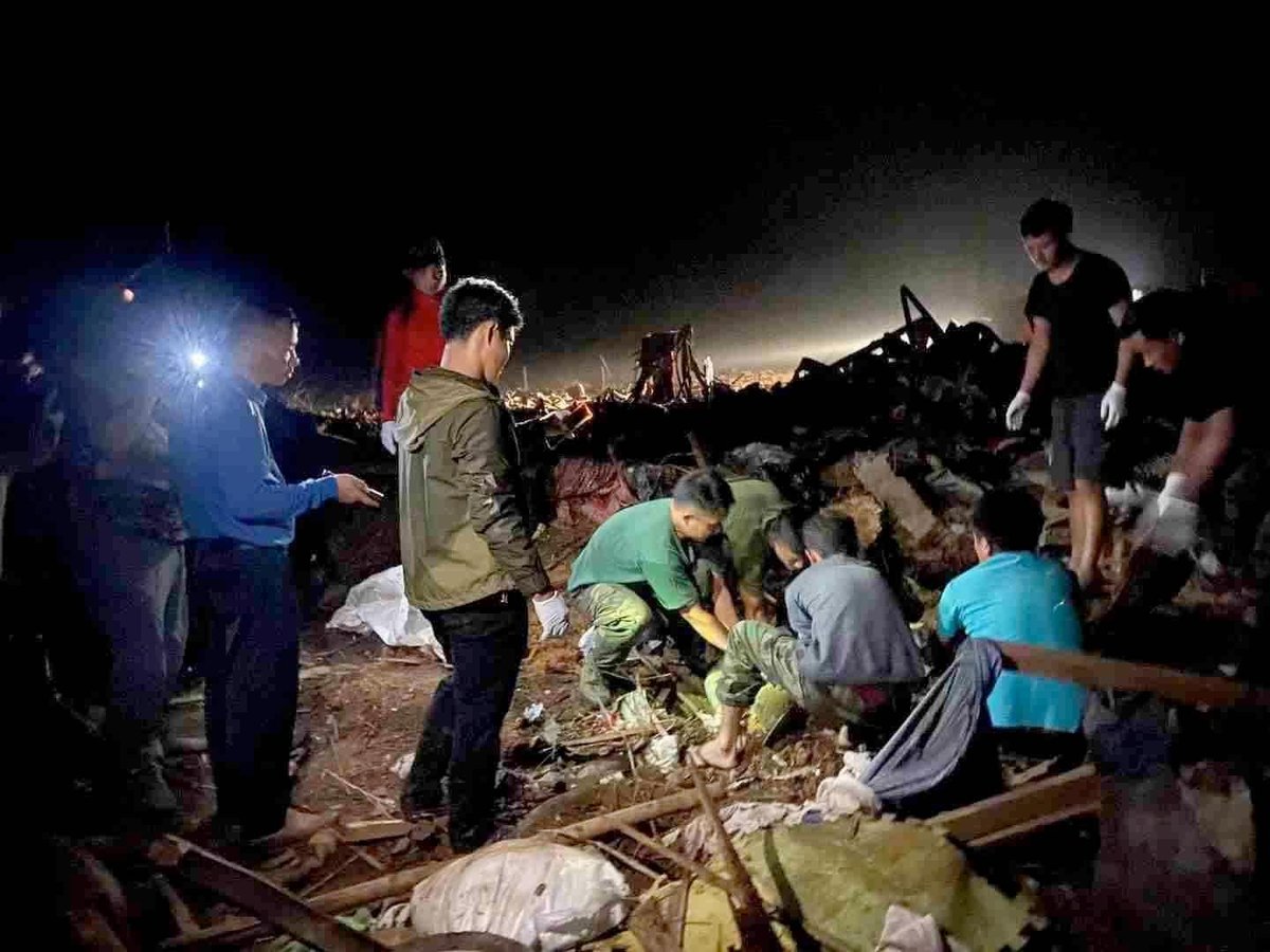 JusticeMyanmar's tweet photo. 🚨✈️ Innocent ppl displaced in #Myanmar junta attacks have been killed in airstrikes against Kachin IDP camp.

At least 29 ppl killed by junta last night incl. women &amp; children. Govts must act NOW to sanction military and its biz, and hold them to account! 📸 @Khithitofficial https://t.co/DMtnWbgeCK