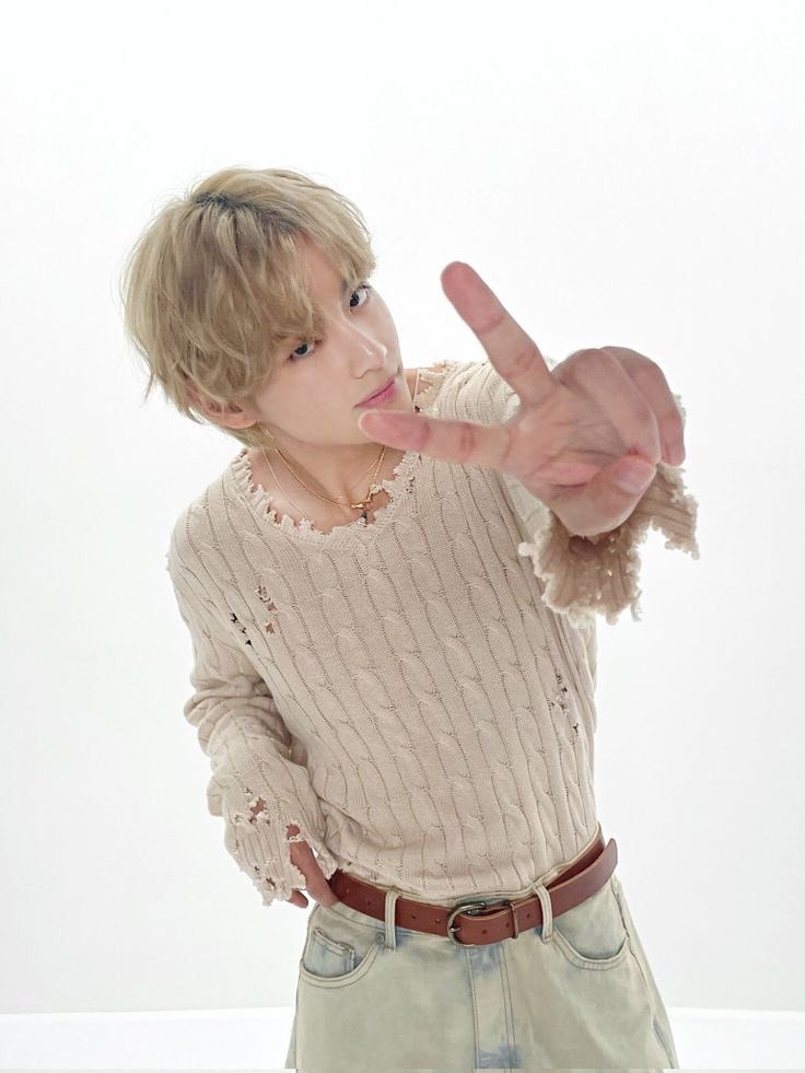 koorinav's tweet photo. au kookv #kookvau 

problematic | 🤘🏻
Dónde Jungkook es un Idol que se la vive en problemáticas y el error de Tae es ignorarlo en un evento de moda. https://t.co/9nvezV2tyn