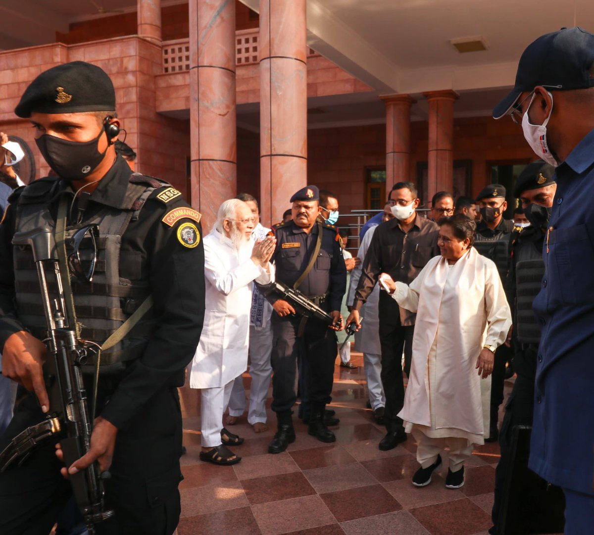 कल दिनांक 9 अक्टूबर को मान्यवर श्री कांशीराम जी के पुन्य तिथि पर श्रद्धा सुमन अर्पित किया व माननीया बहन कु मायावती जी से आशीर्वाद लिया| @Mayawati Ji @AnandAkash_BSP ji @satishmisrabsp ji @bspindia