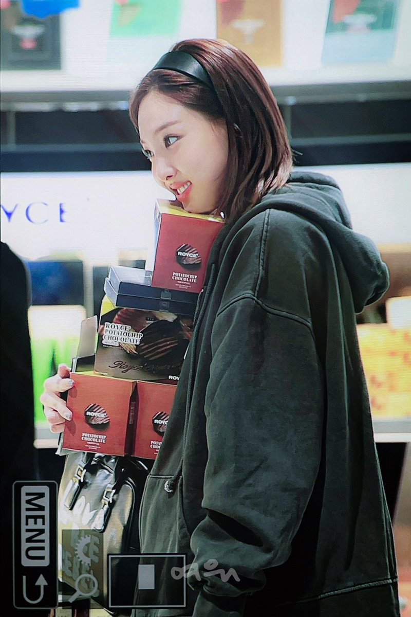 nanadotpov's tweet photo. Moonlight 🌙
“And your love is shining like the sky.”

The girls are back from their schedules bringing with them some gifts and surprises. 

A twiceteen au ft. nacheol, wonmina, &amp; mintzu https://t.co/cD3Jnp7UCZ