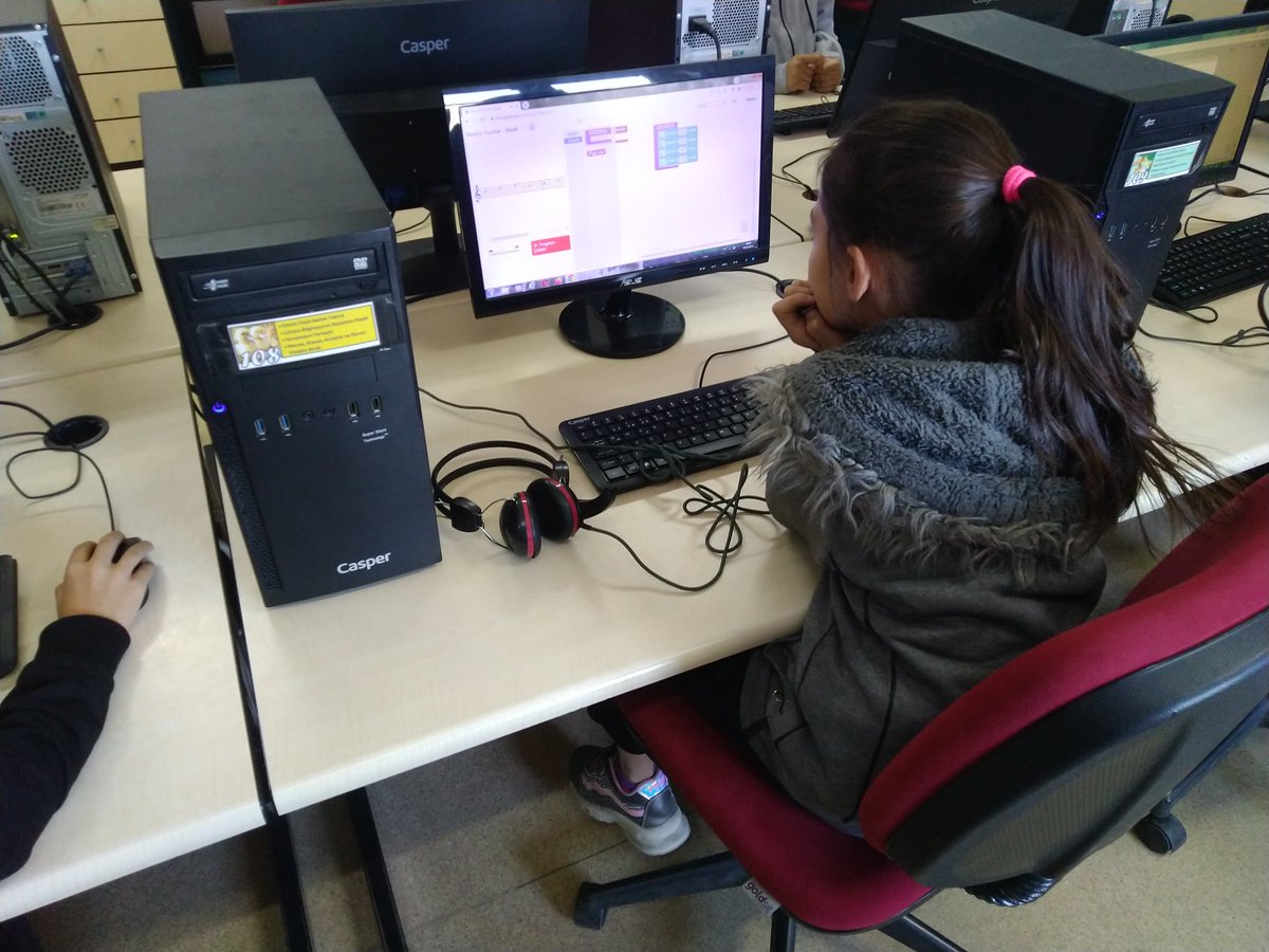 kale_ybo's tweet image. #Codeweek2023 🌐 kapsamında @denizlimem @ArgeDenizli 'nin düzenlediği kodlama ve müzik etkinliğinde; BT öğretmenimiz @SezerrK ve 5. Sınıf öğrencilerimiz kod yazarak müzik melodileri oluşturdular.
#YapayZeka 🤖
@tcmeb
@emre_caliskan
@YTEMEL3
@CodeWeekEU
@CodeweekTurkiye
@kalemem20