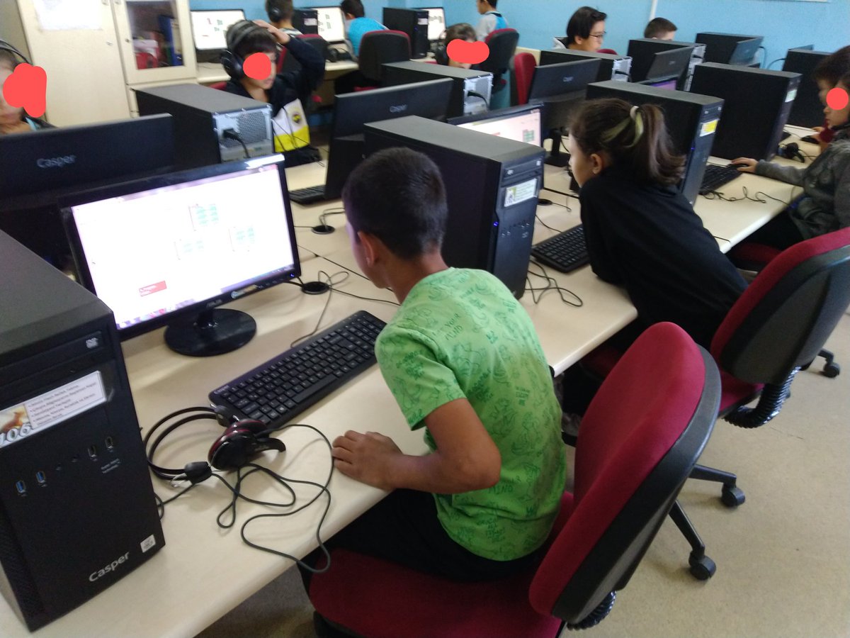 kale_ybo's tweet image. #Codeweek2023 🌐 kapsamında @denizlimem @ArgeDenizli 'nin düzenlediği kodlama ve müzik etkinliğinde; BT öğretmenimiz @SezerrK ve 5. Sınıf öğrencilerimiz kod yazarak müzik melodileri oluşturdular.
#YapayZeka 🤖
@tcmeb
@emre_caliskan
@YTEMEL3
@CodeWeekEU
@CodeweekTurkiye
@kalemem20