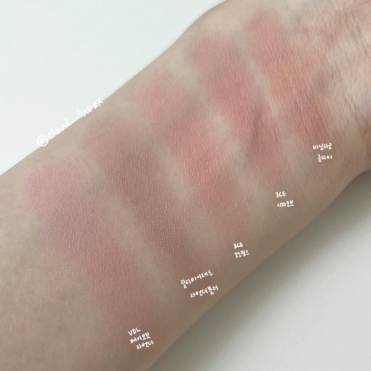 💗요즘 잘 쓰는 미지근한 핑크 블러셔들💗

📍바닐라코 글리머
📍3CE 시티모브
📍3CE 모노핑크
📍릴리바이레드 라벤더블러
📍VDL 페이보릿라벤더

내 원픽은 바닐라코 글리머! 다른 애들도 이쁜데 이상하게 얘한테 그냥 손이 막 감.. 화장 빨리 할 때 글리머 꺼내서 그냥 와다닥 바르면 너무 이뻐