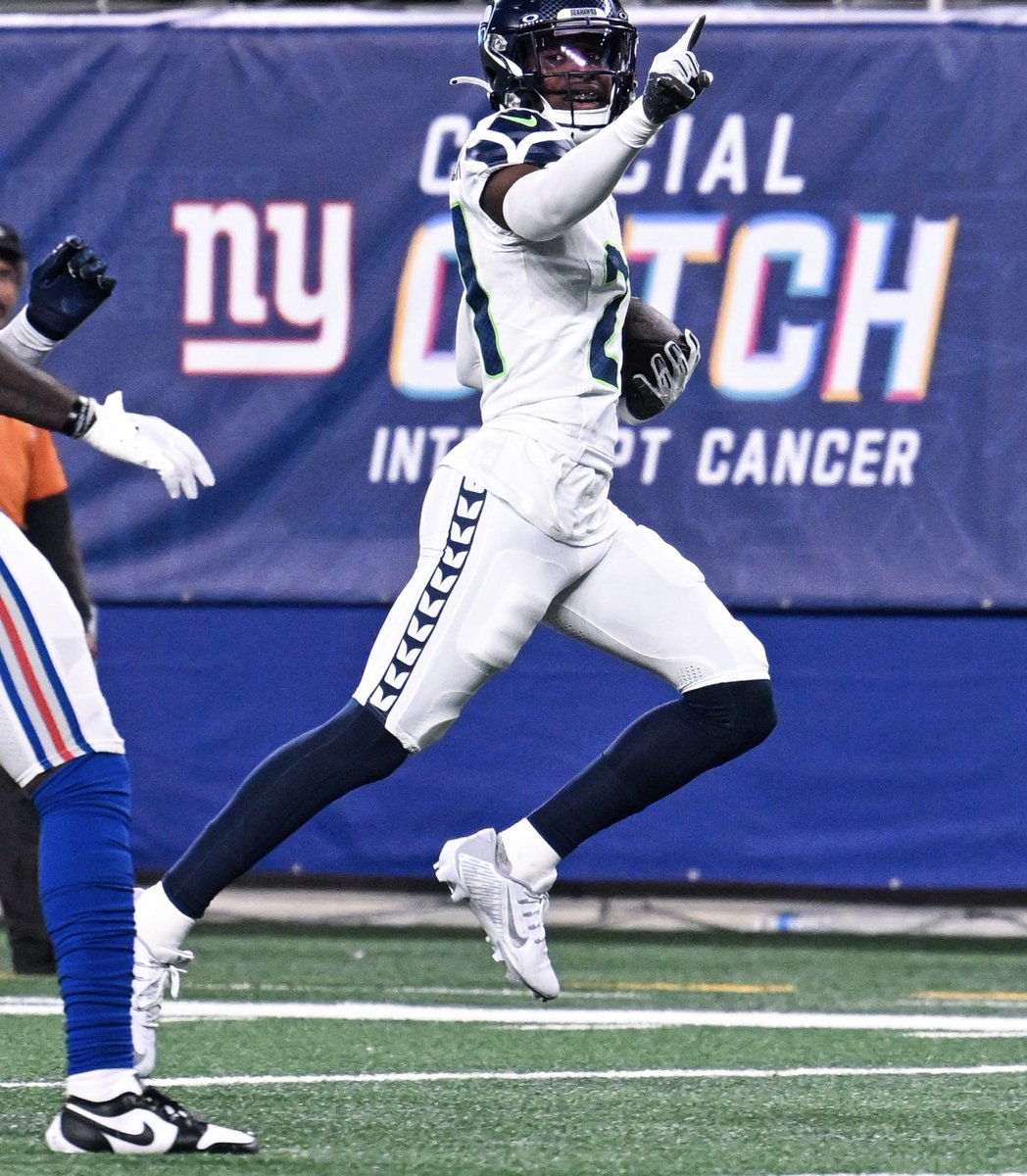 steezyasmith's tweet photo. HOT TAKE: The NFL should flex the #Seahawks Week 6 matchup with the #Bengals into ‘Sunday Night Football’ because nobody should have to watch the New York Giants in prime time for the FOURTH time this season (which is also four times the number of wins they have on the season) https://t.co/iYe4llGbFT