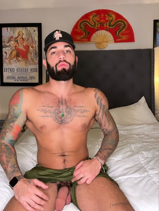 I have a third leg 🙈 https://t.co/DchTcRaSIf<a href="/tag/yalla"class="tags"><span>#yalla</span></a>