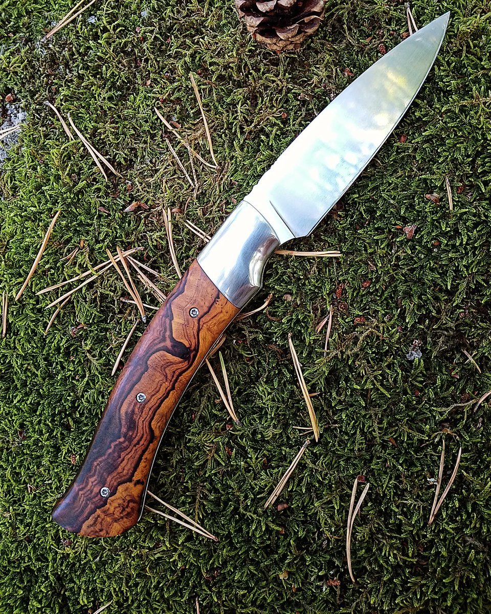 Couteaudumitou's tweet photo. Bonjour à tous
Aujourd'hui un couteau pliant L'Episol cran carré
Sa lame est en RWL34 
Son ressort, ses platines et ses mîtres son en inox.
Son manche est en bois de fer d'Arizona
Il mesure 21 cm pour 9 cm de lame
#madeinfrance #faitmain #handmade #coutellerie #artisanal https://t.co/qDnXhWlbk5