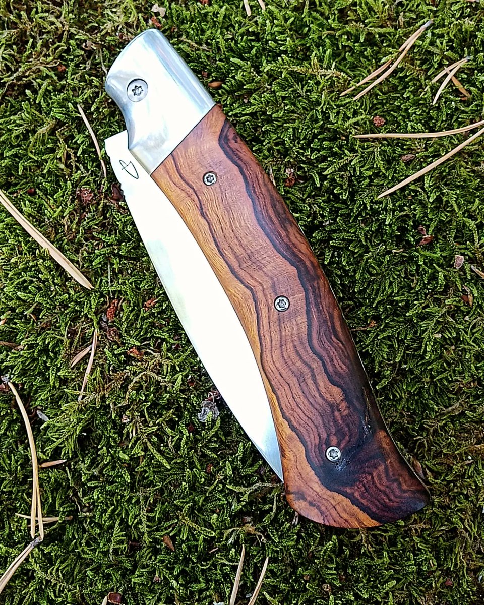 Couteaudumitou's tweet photo. Bonjour à tous
Aujourd'hui un couteau pliant L'Episol cran carré
Sa lame est en RWL34 
Son ressort, ses platines et ses mîtres son en inox.
Son manche est en bois de fer d'Arizona
Il mesure 21 cm pour 9 cm de lame
#madeinfrance #faitmain #handmade #coutellerie #artisanal https://t.co/qDnXhWlbk5