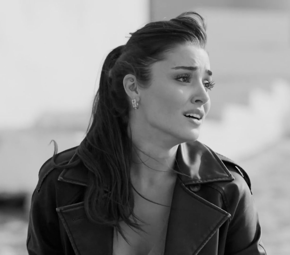 Smhude's tweet photo. Hande Erçel👏🏼 
Çok etkilendim gerçekten 🔥 #BambaşkaBiri #HandeErçel https://t.co/dzye1PpfQf