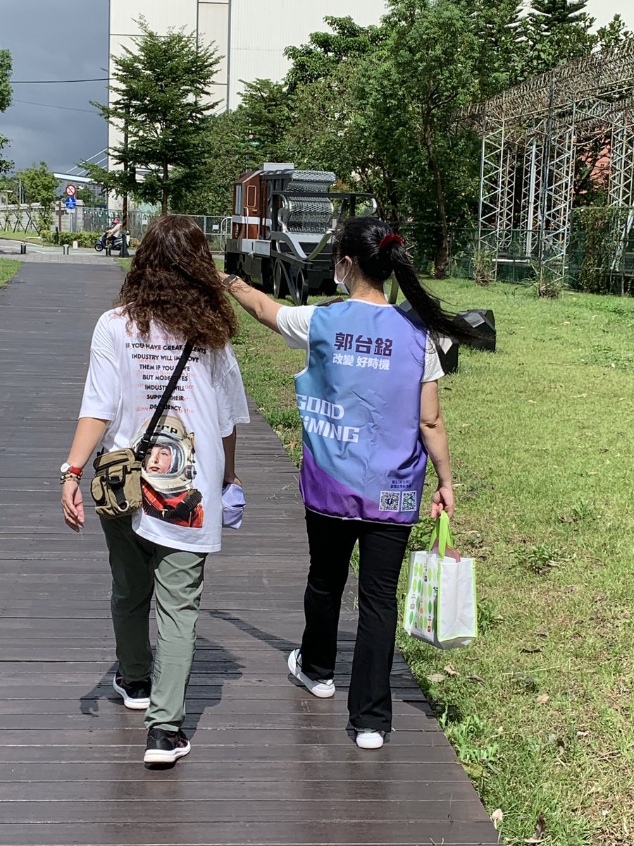 Ubi_outlook's tweet image. 跑在她們後面的時候，一直很好奇背心寫什麼

原來老郭這次競選打的是 #GoodTiming 諧音梗嗎？！🙄️