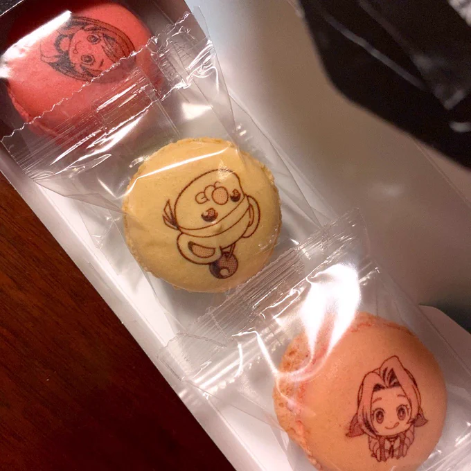 これは先日買った不二家のFFコラボのマカロンとミルキー缶! 