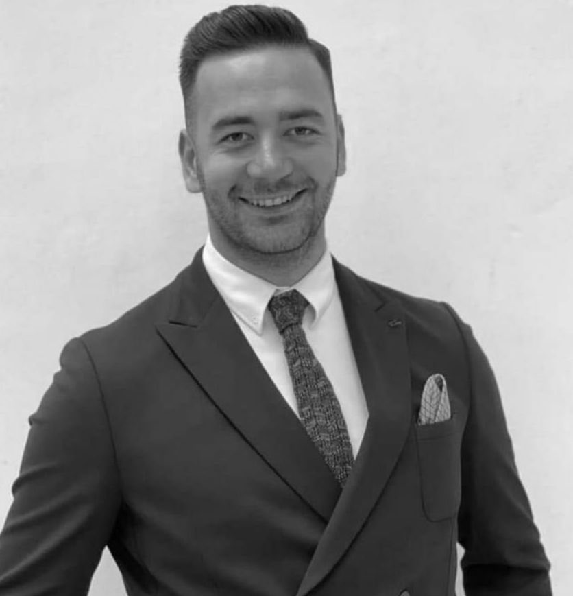 Kaderin cilvesine bak…

Pençe-Kilit Operasyon bölgesinde Şehit düşen Uzman Çavuş Mehmet Emre Teke, polis okulunu kazanıp eğitim görüyor (13. Dönem PMYO) fakat mezuniyet sonrası sözlü mülakatta eleniyor. 

Daha sonra sınavlara girip Uzman Çavuş oluyor ve Pençe-Kilit