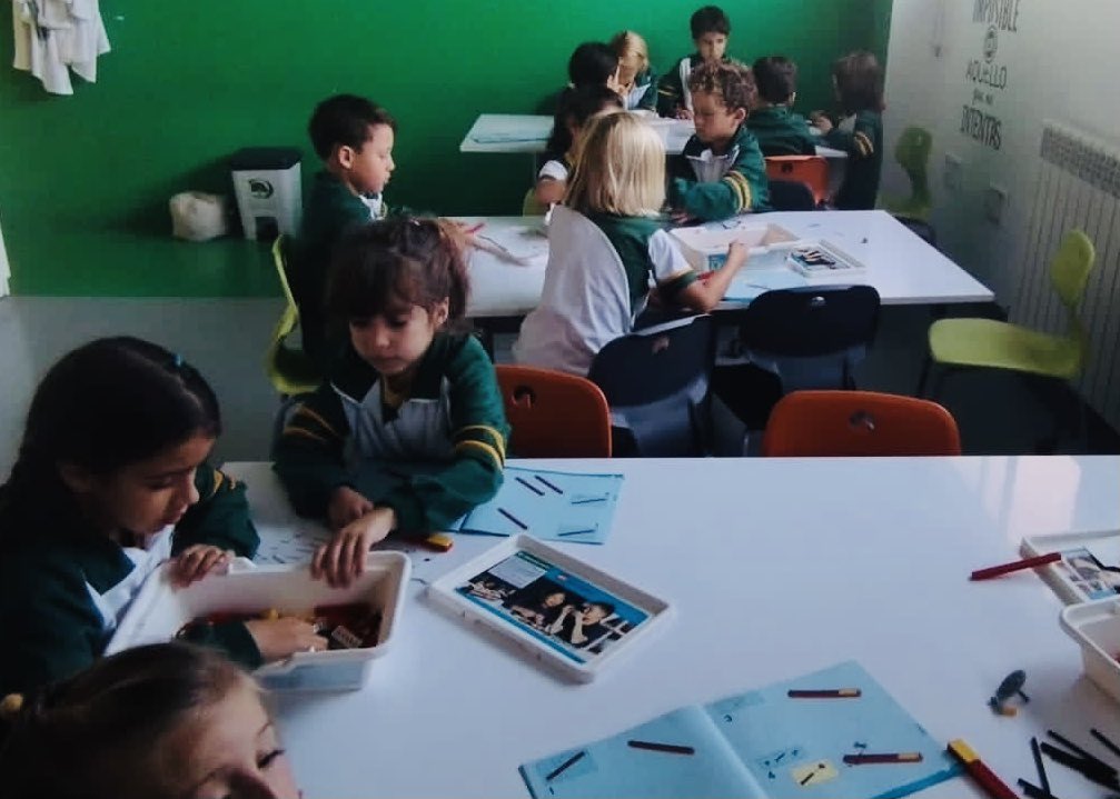 ColegioQuercus's tweet photo. Nuestros chicos y chicas de 2º de Primaria se adentran en el mundo de la robótica de la mano de @LEGO_Group.  #ColegioQuercus #EducaciónPrimaria #Robótica #Lego #Tecnología #AulaMaker #BoadillaDelMonte https://t.co/Kr5BEqdYAn