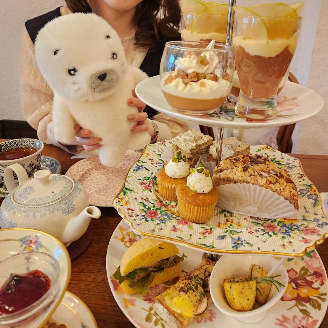 hina_hina0522's tweet photo. ゴマちゃんとアフタヌーンティー🧁
店内もとっても可愛くて、ゴマちゃんちょっと負け気味かしら?
アザ活も忙しいけど、バーレイの食器も揃えたい!!
お財布事情が大変です💦
#ゴマちゃん #少年アシベ #tinytoriatearoom #テーブルウェア https://t.co/NDxyEZPkIU