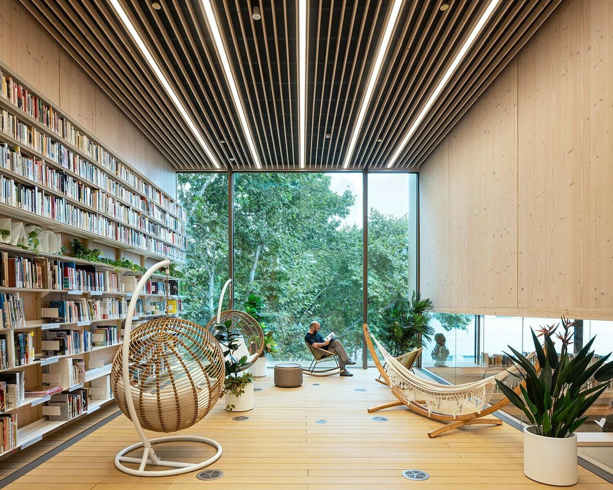 La "meilleure bibliothèque publique au monde" est à Barcelone ! Six étages, 4 000 mètres carrés, des hamacs, poufs et grandes baies vitrées au service de la lecture. 
➡️ l.franceculture.fr/PMA