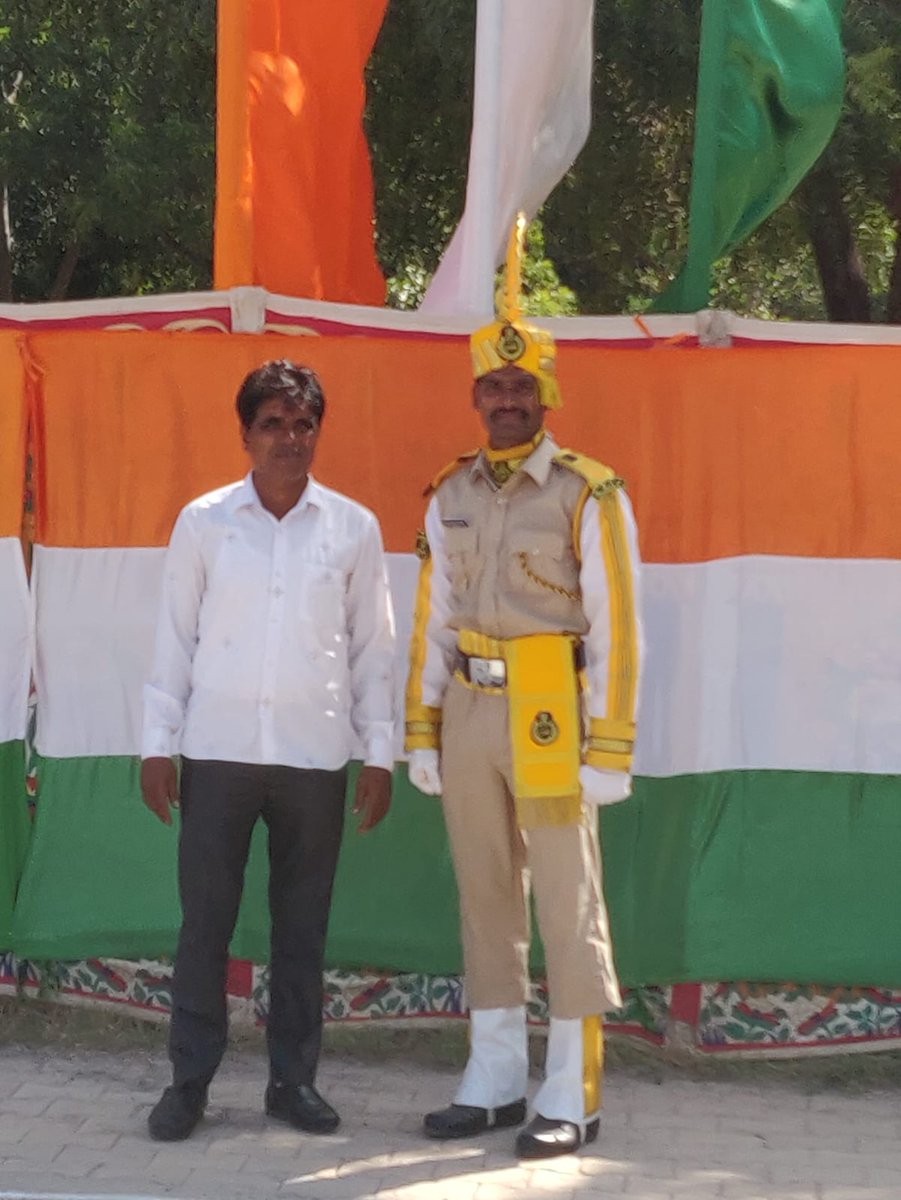 manuchavda1's tweet photo. નીતીનસિહ ડોડીયા સીઆઈએસએફ ની ટ્રેનિંગ પૂરી કરી, એક સામાન્ય ખેડૂત નો દીકરો દેશ સેવા ,સુરક્ષા માટે કટિબદ્ધ .... જય જવાન જય કિશાન.. https://t.co/ZCUIWeOKmO