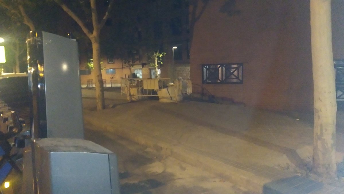 Macloka's tweet photo. @bicimad y @EMTmadrid seguimos esperando en Av Hellin 13 mientras #estacion sin funcionar #bicisabandonadas https://t.co/KQZyGRZ5Vu