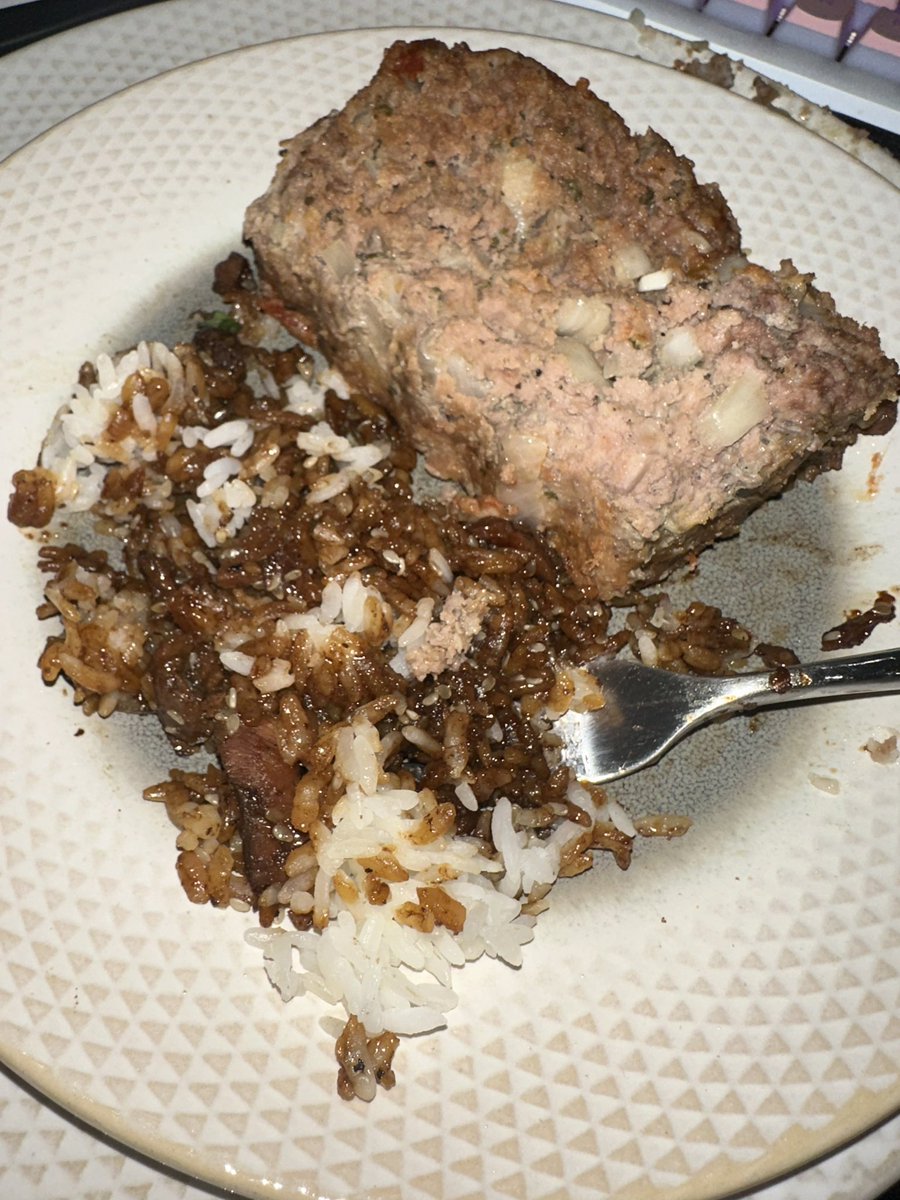 DianaMarfleet's tweet photo. Was on the phone with my mom and I sent a pic of my dinner saying “5 star gourmet meal” and the response she gave me was “Diana that’s a struggle meal. Are you trying to ask me for money or something??” https://t.co/lJbFJoFj2V