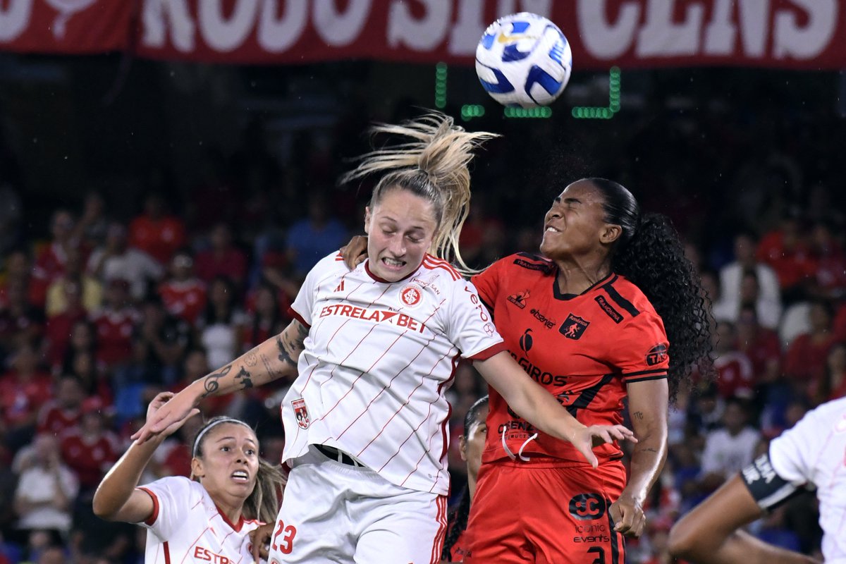 ospafoto's tweet photo. Copa Libertadores Femenina.
América de Cali e Internacional de Porto Alegre.
América finalizó derrotado por Internacional 4-2 en la segunda fecha del grupo D, con esta derrota América se aleja de clasificar a los cuartos de final. Foto Ciregraficos/Oswaldo Páez. https://t.co/bvhjqZeXDu