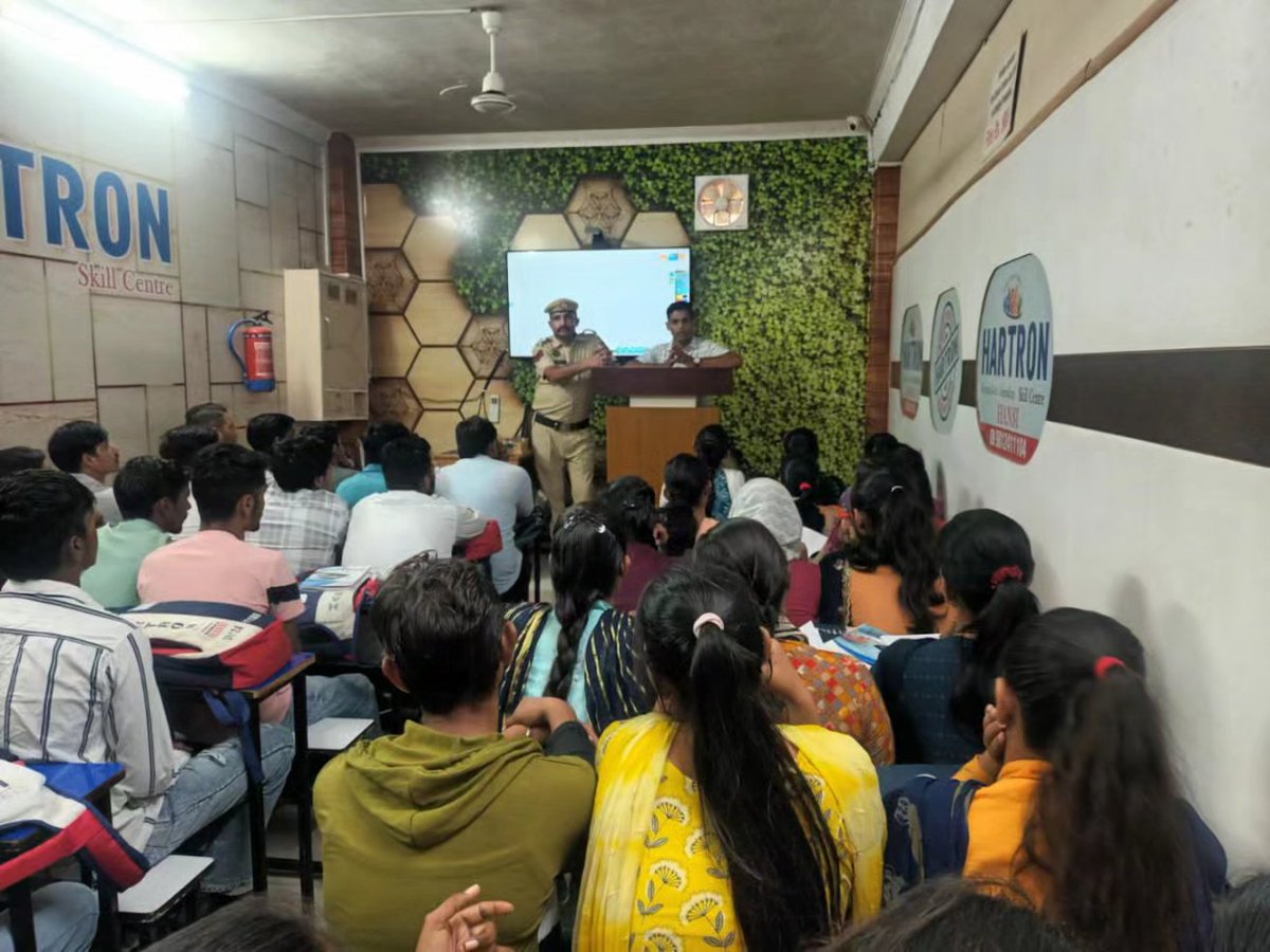 hansi_police's tweet photo. सभी हो साइबर स्मार्ट मिशन के तहत हांसी पुलिस का महासाइबर जागरूकता अभियान जारी।
@police_haryana @DGPHaryana @HisarRange https://t.co/WG7yaVJOwQ