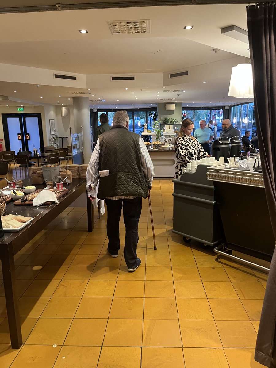 GW på väg genom hotellfrukosten för att göra ett tv-inslag.

”Måtte detta bli ditt genombrott”, sa jag.

”va?”, svarade han.