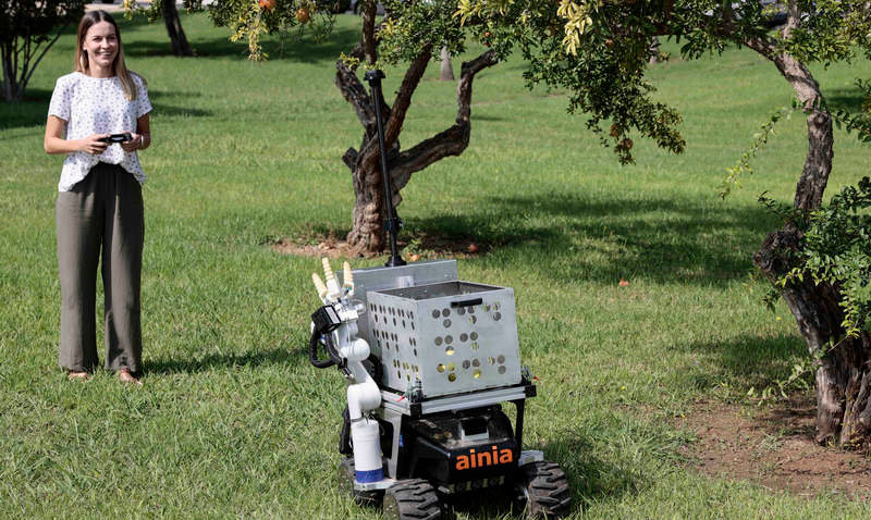 capitalradiob's tweet photo. Científicos españoles de @ainiatecnologia  han inventado un robot que ayuda a recoger la fruta del suelo. 

Cada año se pierden 30 millones de toneladas. Se llama "Ramonet" y es el nuevo amigo de #SaraBot.

¿¿ Le gustará a @LuisVMunoz ?? Servirá para sustituir a #SaraBot https://t.co/hn7KohbwQq