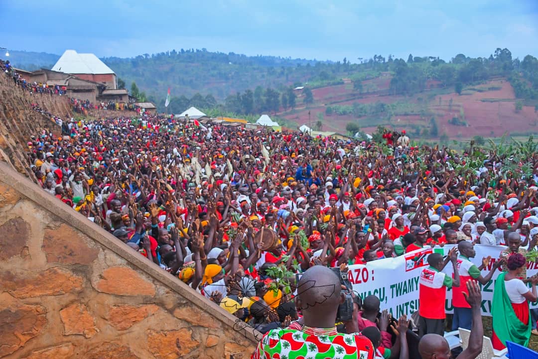 CnddFddMuramvya's tweet photo. 🦅Le Secrétaire Général du parti @CnddFdd @R_Ndikuriyo a clôturé hier ses descentes dans la circonscription de l'ancienne province de @CnddFddMuramvya en zone #Bukeye de la nouvelle commune de #Muramvya après avoir passé dans les zones #Gatabo,   #Muramvya, #Shombo et #Bugarama https://t.co/toEm62Z6yT
