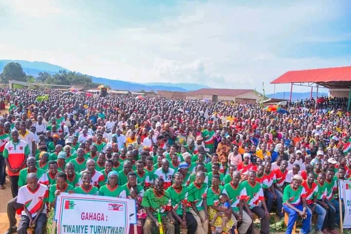 CnddFddMuramvya's tweet photo. 🦅Le Secrétaire Général du parti @CnddFdd @R_Ndikuriyo a clôturé hier ses descentes dans la circonscription de l'ancienne province de @CnddFddMuramvya en zone #Bukeye de la nouvelle commune de #Muramvya après avoir passé dans les zones #Gatabo,   #Muramvya, #Shombo et #Bugarama https://t.co/toEm62Z6yT