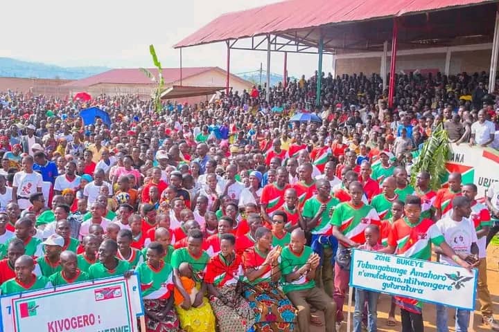 🦅Le Secrétaire Général du parti <a href="/CnddFdd/">CNDD-FDD</a> <a href="/R_Ndikuriyo/">Ndikuriyo Révérien</a> a clôturé hier ses descentes dans la circonscription de l'ancienne province de <a href="/CnddFddMuramvya/">🦅Cndd-Fdd Commune Muramvya</a> en zone #Bukeye de la nouvelle commune de #Muramvya après avoir passé dans les zones #Gatabo,   #Muramvya, #Shombo et #Bugarama