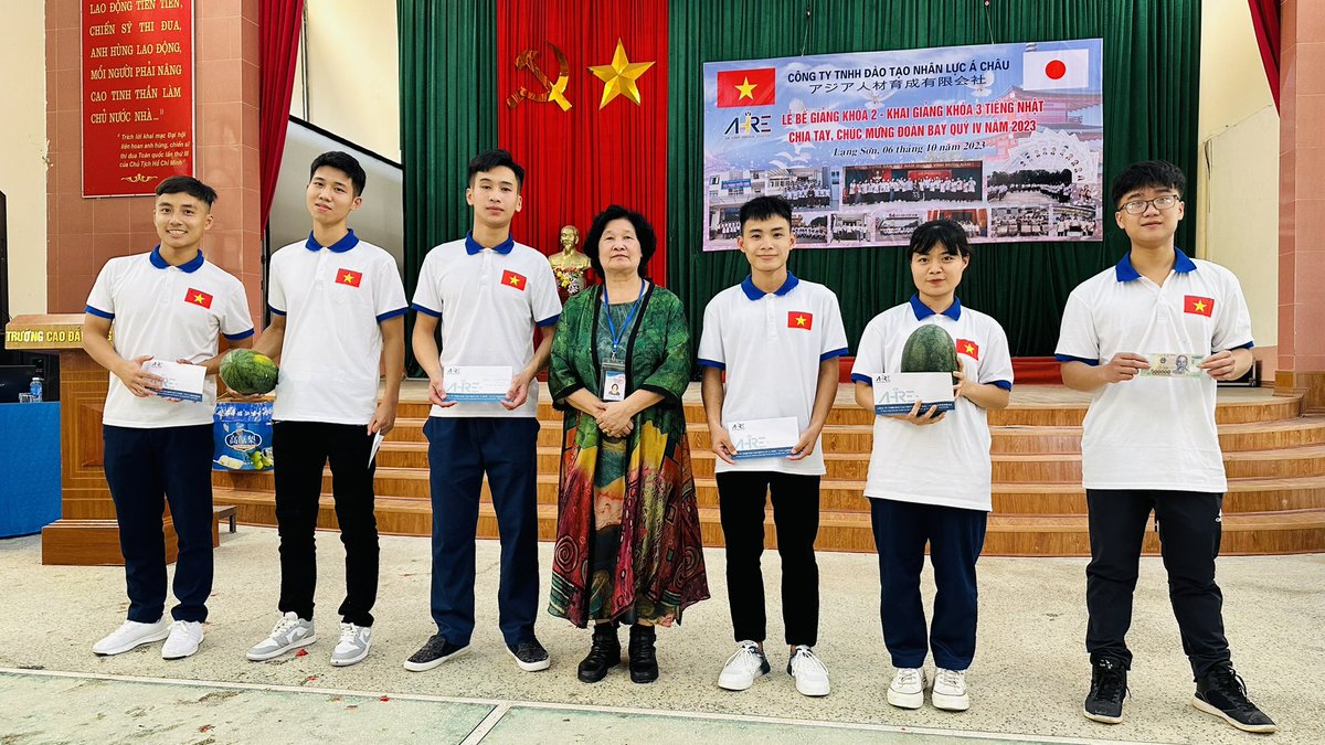 achau2021's tweet photo. 先日、🇻🇳ランソン省で卒業式&amp;開校式をしました。

日本文化イベントとして、スイカ割りをしたところ、みなさん大盛り上がりでした👏

特に下記リンク🔗でご覧いただけるハインさんさんはとても上手でした！
https://t.co/ksaSZhn7Bq

#ベトナム #スイカ割り #ベトナム送り出し機関 #日本文化イベント https://t.co/mBYjgg5UcU