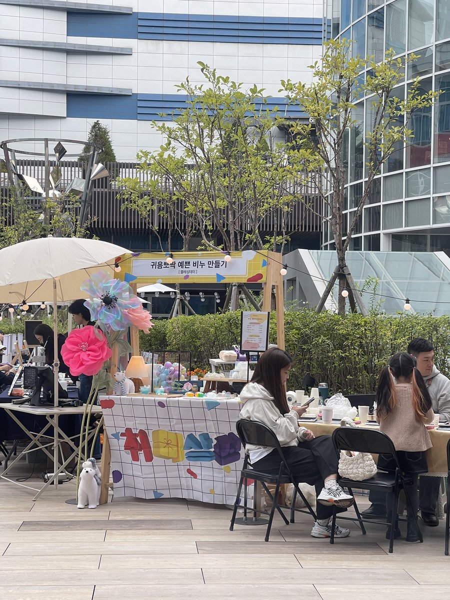 B__ola's tweet photo. 4층 야외 더가든 
카페 four B 앞 야외공원에서 만나요! https://t.co/RGkIzt7fBF