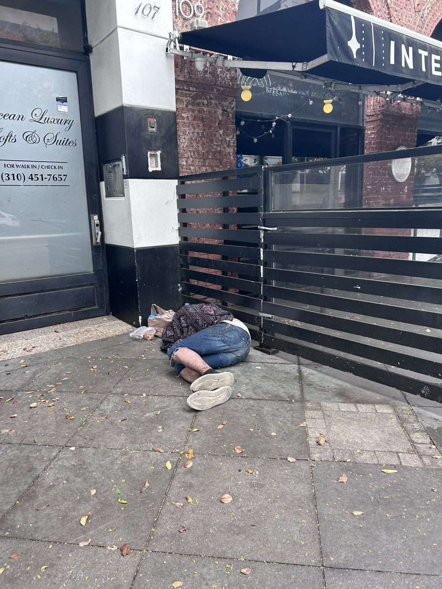 twsmmix's tweet photo. #Santamonica_beach #LA #Homeless 
There are full of homeless. 
I wish CA government could help them. https://t.co/rxw169kxTi