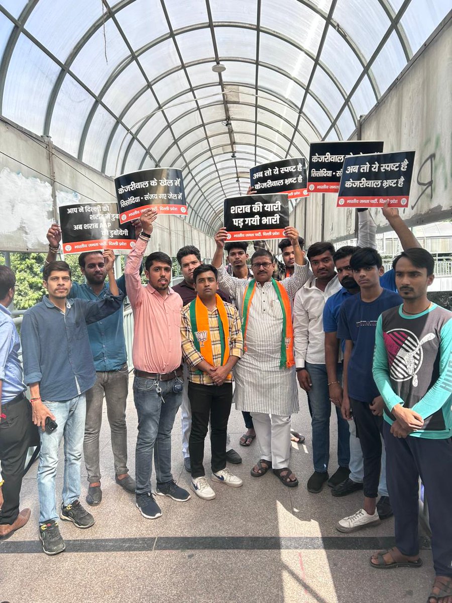 dineshpratapbjp's tweet photo. दिल्ली शराब घोटाला।

केजरीवाल के खेल में मनीष सिसोदिया जेल में।

केजरीवाल इस्तीफा दो, इस्तीफा दो ।
#Delhi #AAP #LiquorMafia https://t.co/zz6bwpWT1R