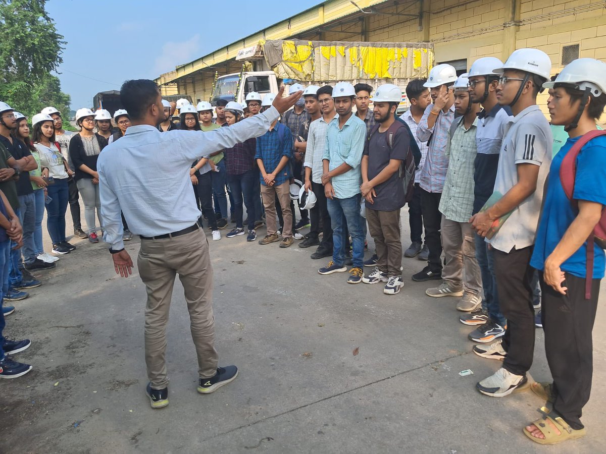 📚 An Educational Visit of 7th Semester Civil Engineering students  from Assam Engineering College  to explore silo facilities  and operations at FSD Changsari under  Divisional Office Guwahati! 
🏭 Date:  09.10.2023 #LearningExperience #EngineeringEducation 
@FCI_India @fci_ne