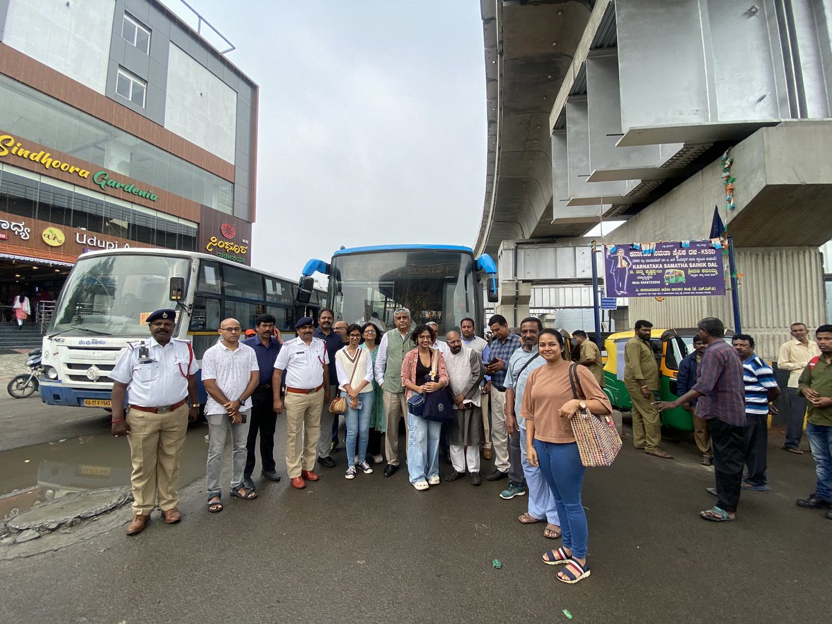 arekalsama's tweet photo. Feeder buses for commuters by @BMTC_BENGALURU are functional! 
Visited the metro feeders yesterday from KR Pura to cater to the ORR commuters. 

More to be said. 
@personal2public will be covering the launch tomorrow! 

#personal2public #takethepledge https://t.co/DhH7qgx1LO