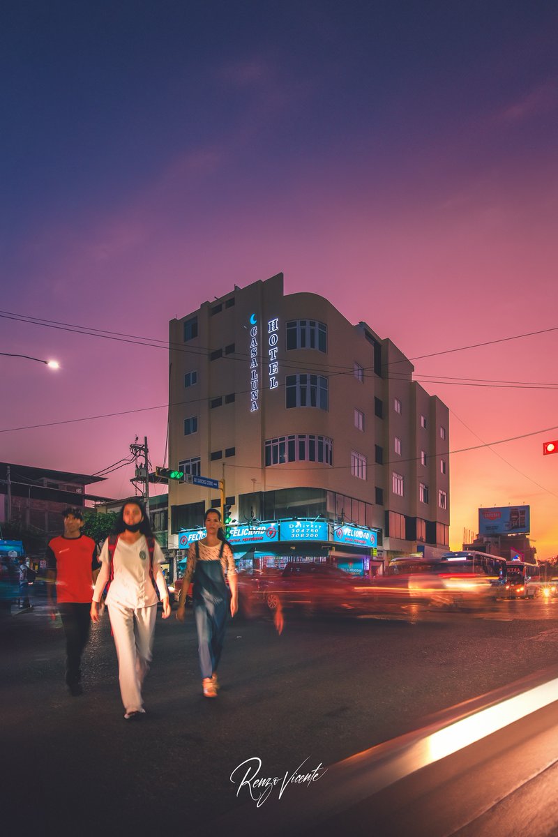 Amo hacer fotos en mi ciudad natal: Piura 📷
.
#Piura #peru #igersperu #igerspiura #sunsetlovers #sunsetphotography #travelstories #urbanlifestyle #streetphotography #visitperu #lightroom #atardeceres #atardecer #piuraperu