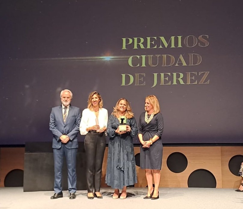 Un honor recibir el Premio Prometeo del <a href="/aytoJerez/">Ayuntamiento d Jerez</a> a la <a href="/FundlaCaixa/">Fundación ”la Caixa”</a> por sucompromiso social en esta ciudad. Gracias a nuestros clientes y compañeros que lo hacen posible cada día y felicidades a todos los premiados.Sigamos trabajando juntos por Jerez#CompromisoSocial@caixabank