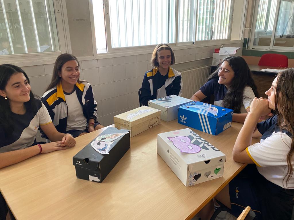 LaSalleInstituc's tweet photo. 3° #ILSA_ESO ponen punto y final a su narrativa, #WhatAFake, creando una caja que resume todo lo aprendido (tanto académico como personal). Además con salida a la @Fundacion_TEF (La Fábrica de Mentiras) que aborda el fenómeno de las noticias falsas. #NCALaSalle https://t.co/KNQ5xDUHGj
