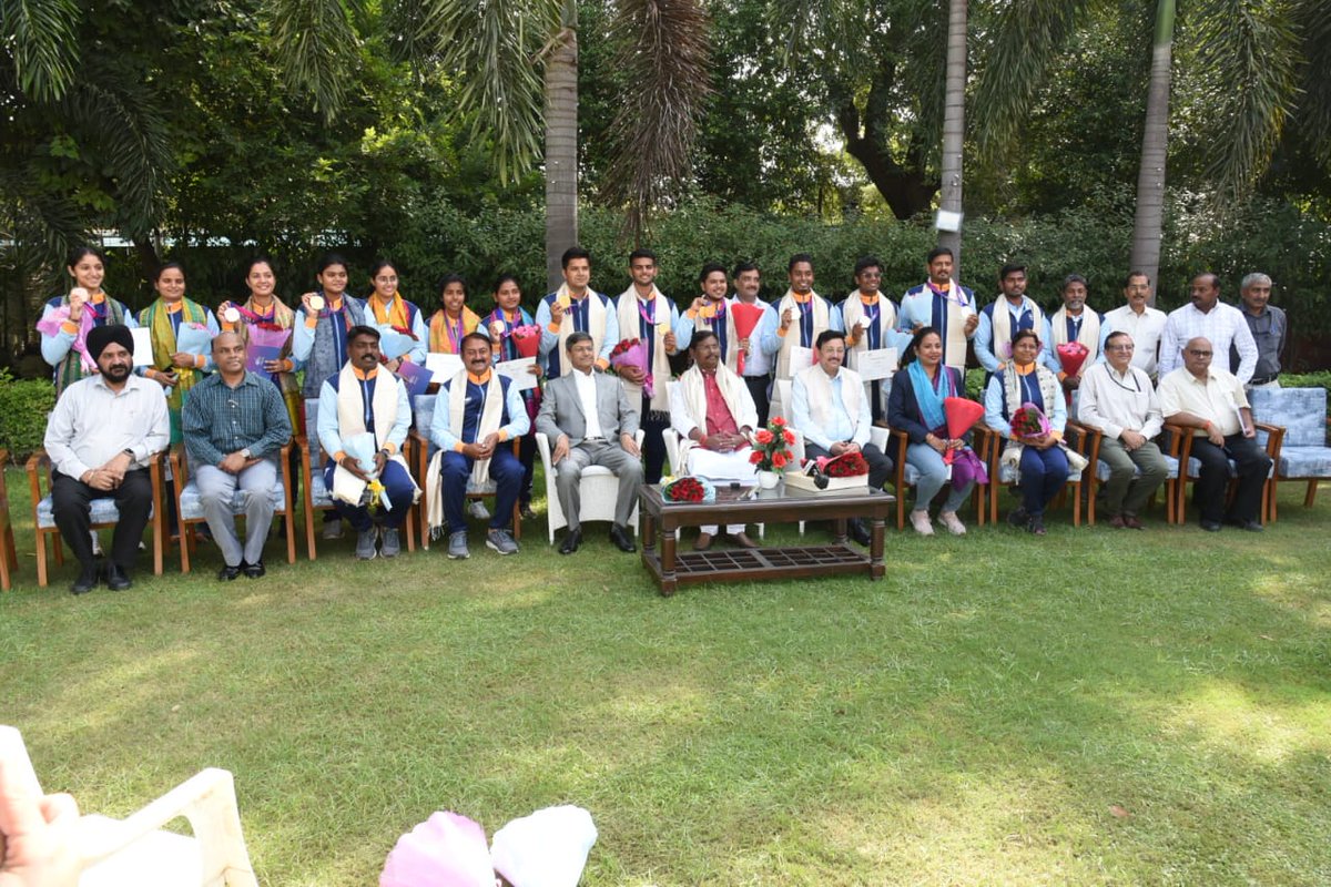 ntpclimited's tweet photo. Celebrating the Triumphs of Our Archery Stars! Shri @MundaArjun, Hon'ble Union Minister of Tribal Affairs &amp; President, @india_archery, felicitated our exceptional #Archery medalists in presence of Shri Gurdeep Singh, @CMDNTPC for their performance at @19thAGofficial #NTPCArchery https://t.co/1gzfr6Il9q